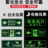 Salida de seguridad señalización en la pared señalización en la dirección izquierda escalera espontánea señalización en el canal de evacuación y escape señalización fluorescente Specification image